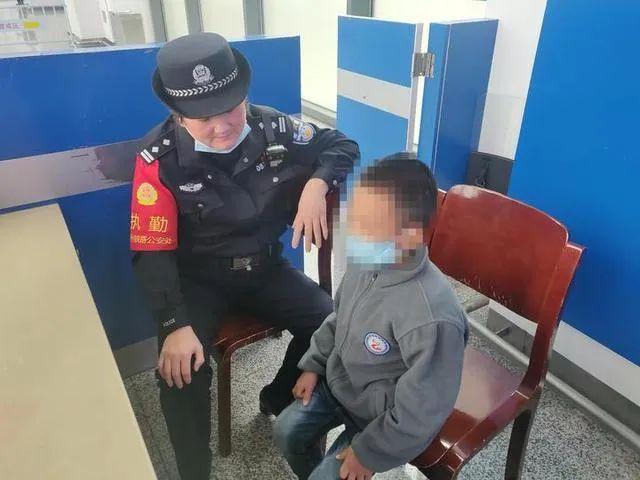 孩子|9岁男孩被亲爸扔在火车站，竟是因为……