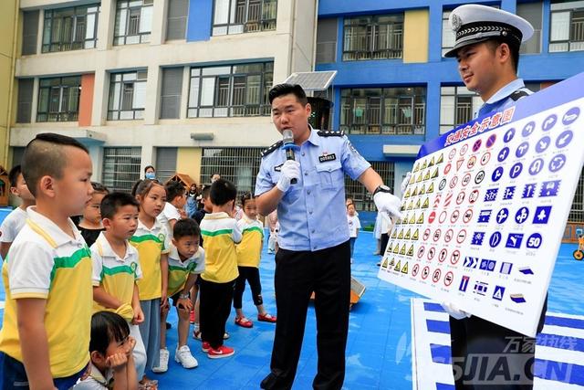 你的育儿经|“一盔一带”安全宣传走进幼儿园