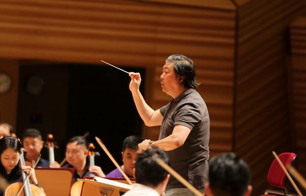 澎湃新闻|全球音乐家“集体失业”，指挥家余隆在忙什么？