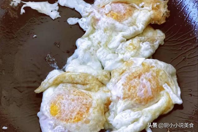 金针菇别再涮锅了！教你一个简单做法，脆嫩爽滑，我家一周吃5次