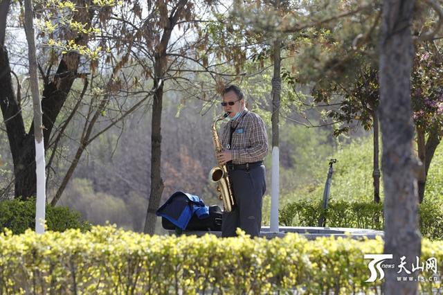 【旅行百事通】世界地球日：游客乐享“五彩雅山”美景