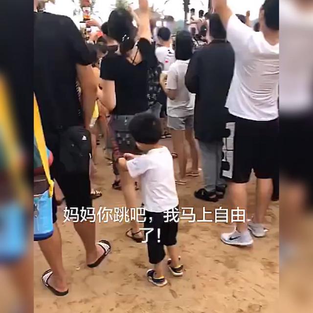 你的育儿经@妈妈带娃去看音乐节，只顾自己嗨，娃在身后引网友热议：心太大了