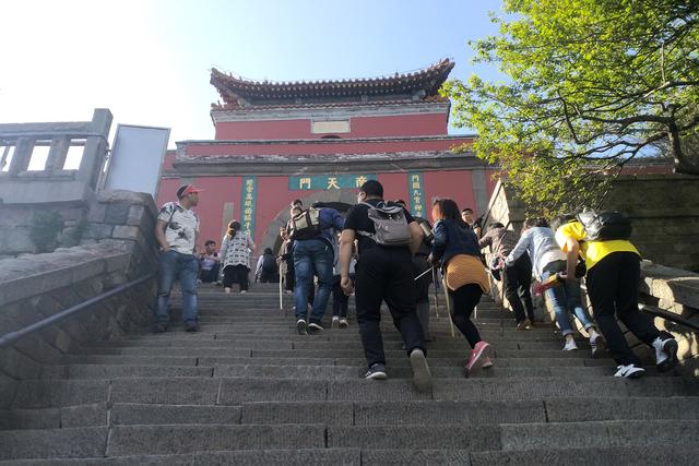 [旅行百事通]中国首个世界文化与自然双重遗产，不是黄山，被誉“天下第一山”