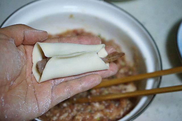 早餐这样吃孩子再也不赖床了，一口一只虾的锅贴，好吃到停不下来