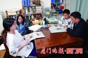 孩子|厦门70后家长将客厅变成学习空间：孩子做作业时 大人读书看报