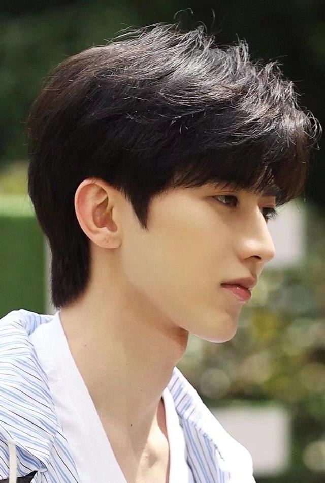 苞米地蒙面侠|蔡徐坤能走红不是没有道理的,还在染绿发的黄子韬真应该学学