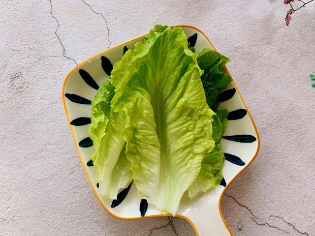 在家自制烤肉，好吃不油腻，菜叶卷一卷，一口一个真过瘾