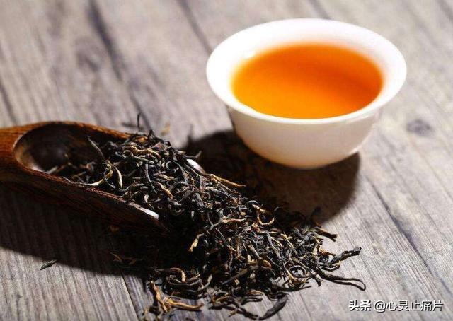 宁夏回族盖碗茶的“红四品”是指哪四种配料？