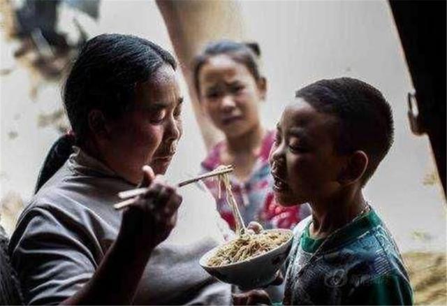 你的育儿经▲宝妈无意间翻开孩子的“记仇本”，短短一句话，让她愧疚不已