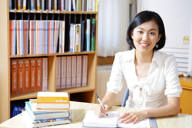 幼儿园老师向家长借3万元，宝妈巧妙应对，一句话拒绝却不伤感情