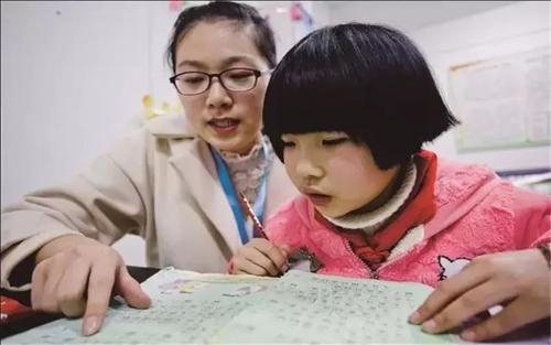 超级宝妈▲开学的时间迟迟未定，孩子在家作息被打乱，家长该做些什么？