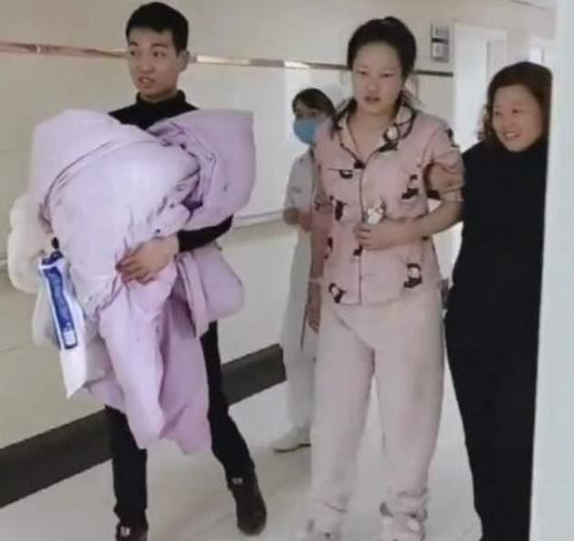 #你的育儿经#“霸气产妇”走红,生完孩子自己走回病床,网友:凯旋归来的勇士
