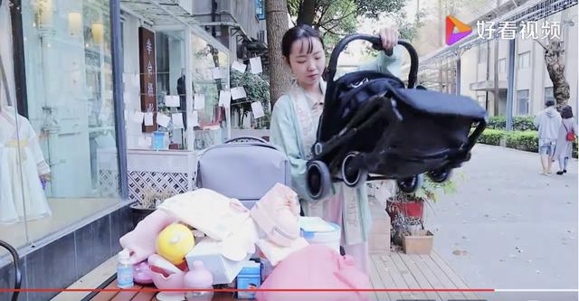 「你的育儿经」徒手从包里掏出婴儿车的宝妈,能想像她到底经历了什么?