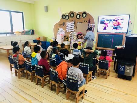 你的育儿经|一路平安，多“盔”有你——小越街道中心幼儿园开展安全宣传活动之头盔佩戴行动