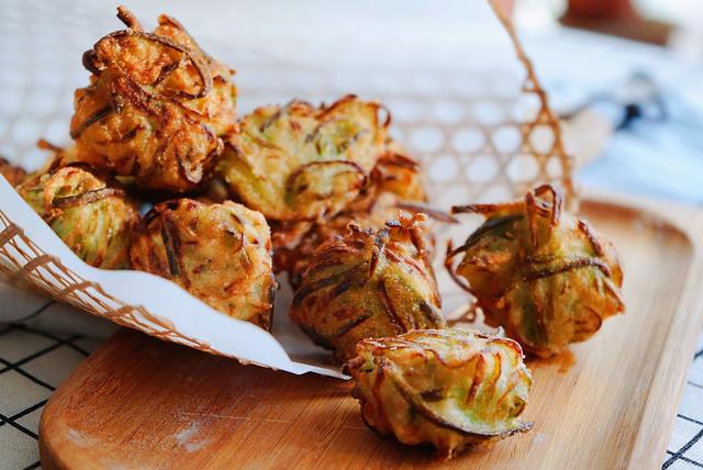 炸萝卜丸子，加面粉还是淀粉？都不对，教你做法，外酥里嫩不回软