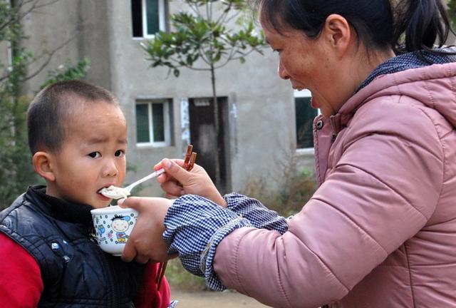 你的育儿经■婆婆带孩子，几年后我差点哭出声来，孩子还是要家长亲自带的好