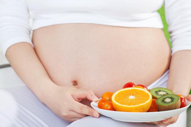 39岁朱丹自述“高龄产妇”的艰辛，躺床靠吸氧，网友直呼认不出