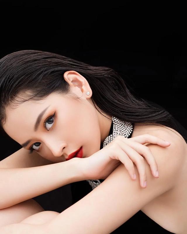 27岁越南女孩成为华为全球代言人，女生的好身材需要力量训练