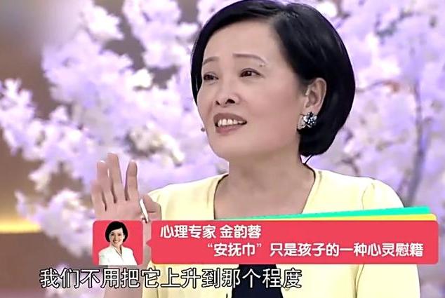 心理学家：孩子摸着妈妈睡不是“怪癖”，而是在表达“另类饥饿”