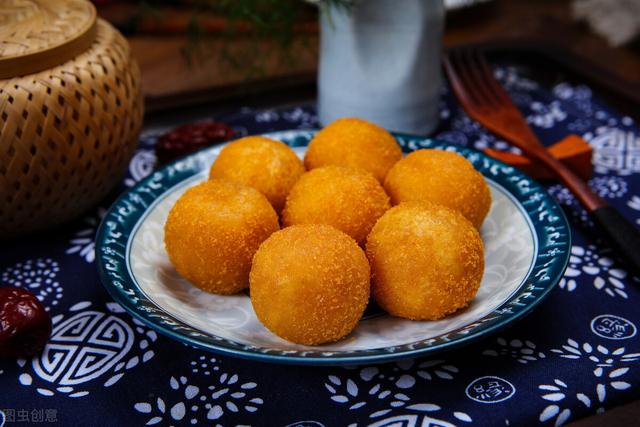 冬天炸丸子别总是用萝卜，试试这个菜，香酥鲜美，比吃肉还解馋