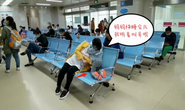 “最懒奶爸”陪娃输液，独自“霸占”病床睡觉，儿子站在一旁傻眼