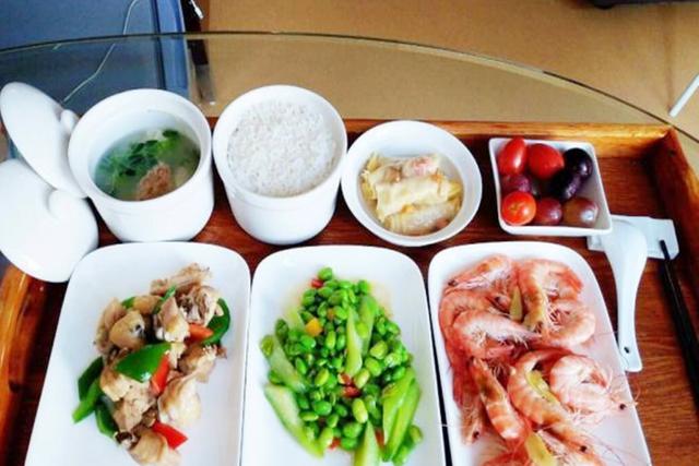 你的育儿经|90后宝妈产后“月子餐”：饭和菜都在一起，没人照顾只能自己做