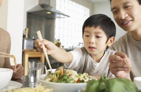 幸福的小调|孩子教养高低餐桌上见真章,这位妈妈“餐桌规距”,让娃备受夸赞