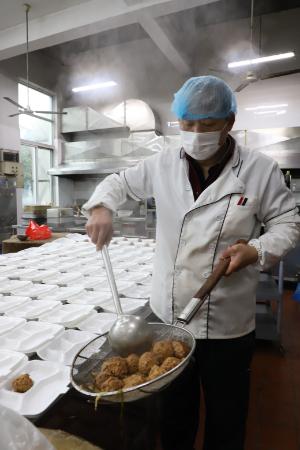糖醋排骨|大生集团：为留通过年员工烹饪暖心年夜饭