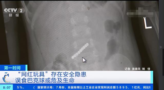 宝爸送女儿“不锈钢拨浪鼓”，网友忍不住笑出声：耐用且实用