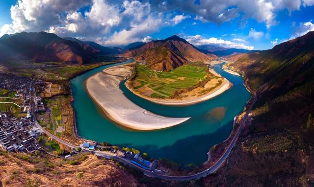 「你的育儿经」书架上的最美中国纪录片《这里是中国》，每一页都震撼人心