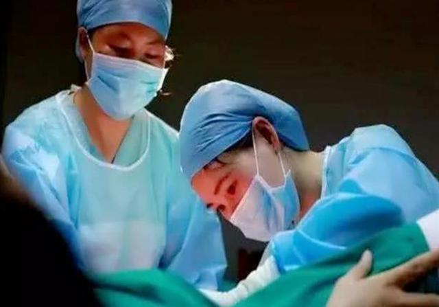 「超级宝妈」分娩遇到“段子手”医护是啥体验？产妇：全程笑着生完的