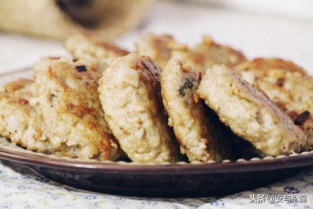 香煎藕饼，外酥里嫩，鲜香入味，超美味的家常菜，冬天吃超开胃