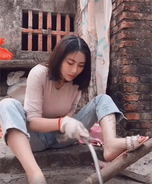 5,一看就没干过农活,摆拍有意思吗?你们是来看锯木头的吗?