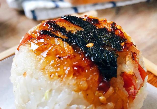 剩米饭别再炒蛋了，拌一拌煎一煎，早餐吃它方便又美味