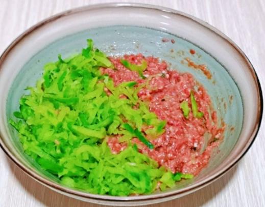 冬至快到了，自己在家包的水饺，皮薄馅大鲜美多汁