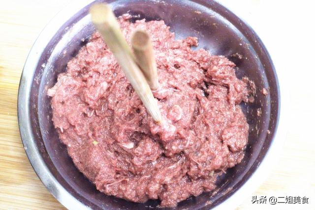 冬至多吃牛肉馅饺子，调料水和打馅不能忽略，教您2招，鲜嫩多汁