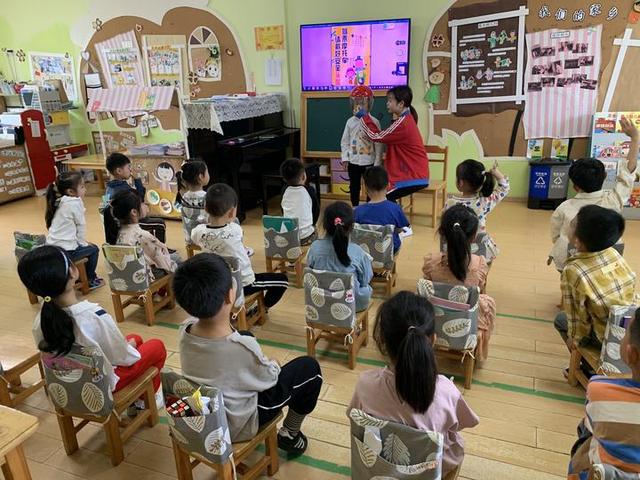 你的育儿经|一路平安，多“盔”有你——小越街道中心幼儿园开展安全宣传活动之头盔佩戴行动