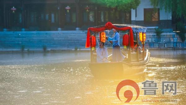 当台儿庄古城的船妹子碰到＂我是大明星＂鲁网枣庄新闻中心