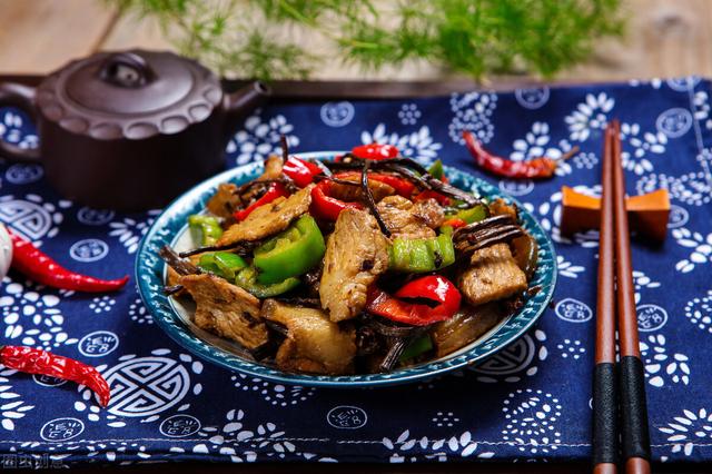 制作青椒炒肉时，牢记4个步骤，肉丝香嫩又入味，常吃也不腻