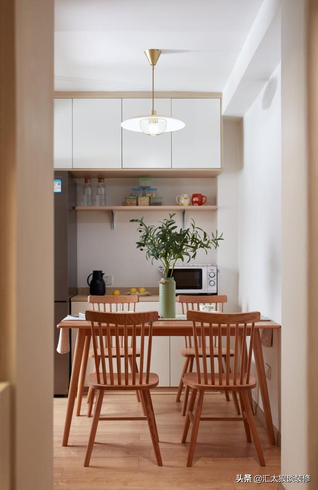 看来看去还是白色搭木色的装修最舒服耐看，初看不惊艳越看越喜欢