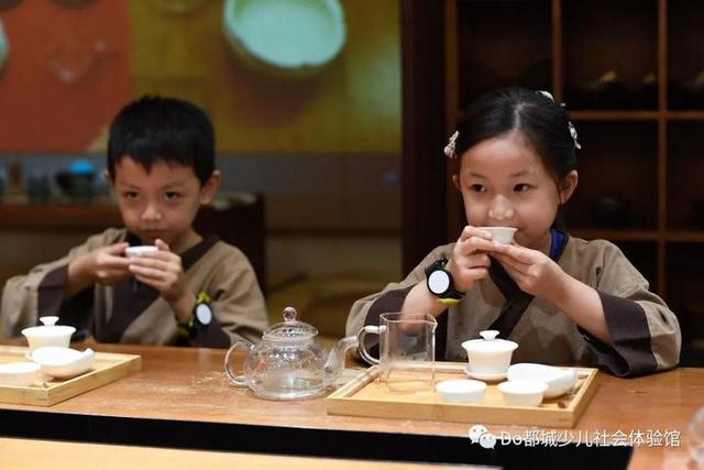 从识茶具到习茶礼，从布茶席到品茶香…本周五来赴一场冬日亲子茶会