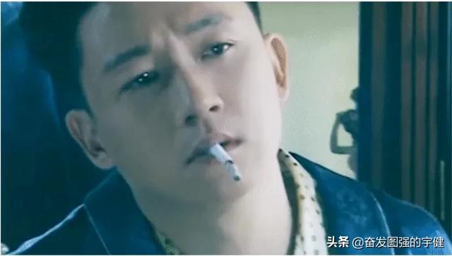 #fun娱乐#鬼吹灯片头题字是潘粤明写的。明明可以靠颜值，可偏偏要靠才华