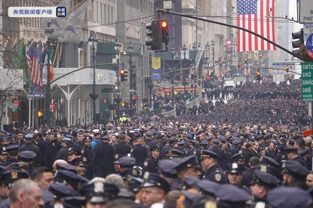 美国纽约数万警察聚集悼念遭枪击身亡的年轻同事