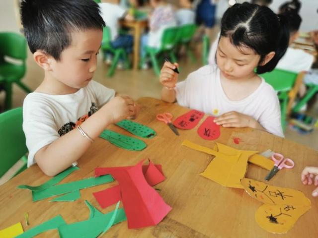 宝贝一家亲|马鞍山雨山区：采石幼儿园开展手工制作《我有一双小拖鞋》活动