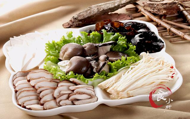 在家吃火锅，一家3口花了300多，洗碗时扎心了：不如去火锅店