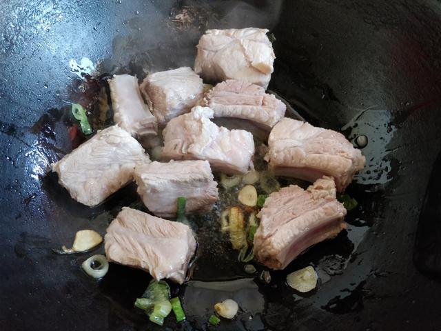 这东北菜没人不爱吃，排骨炖豆角，南方朋友认识这种豆角吗？