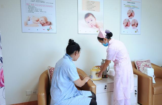 你的育儿经@二宝吃不完，宝妈将多余的“母乳”给10岁大儿子喝，医生：无知！