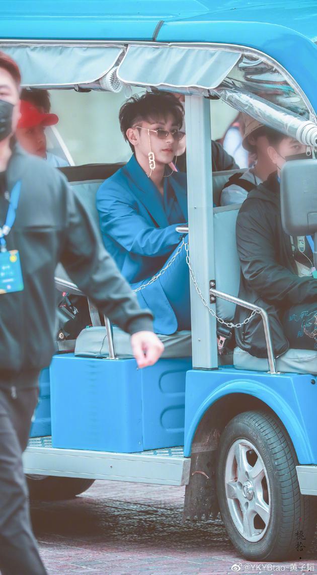 #中国青年网#黄子韬晒路透被粉丝叫老公 直呼过分称愿意当弟弟