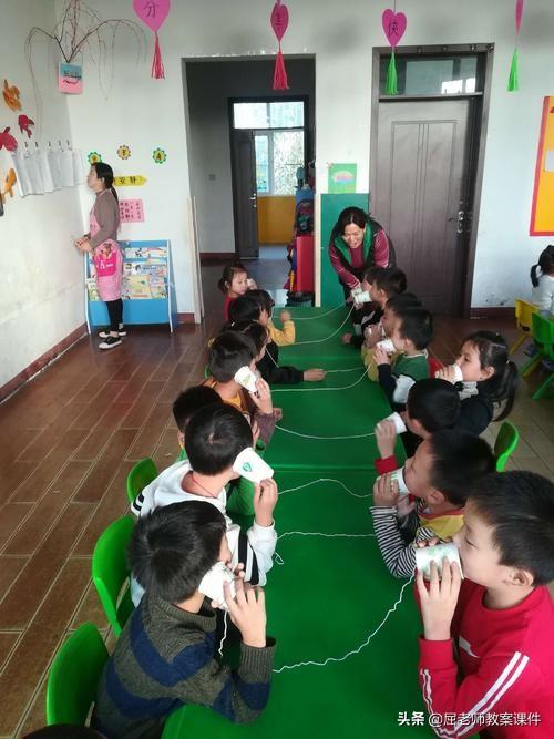 「超级宝妈」屈老师小班主题教案《说句悄悄话》
