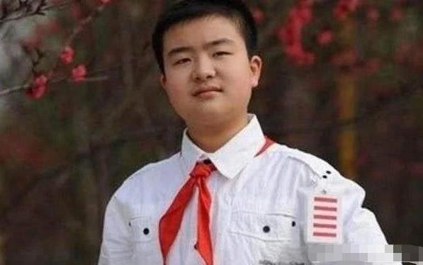 「你的育儿经」曾是名声大噪的“五道杠少年”，现在却埋没人海，网友：可惜了